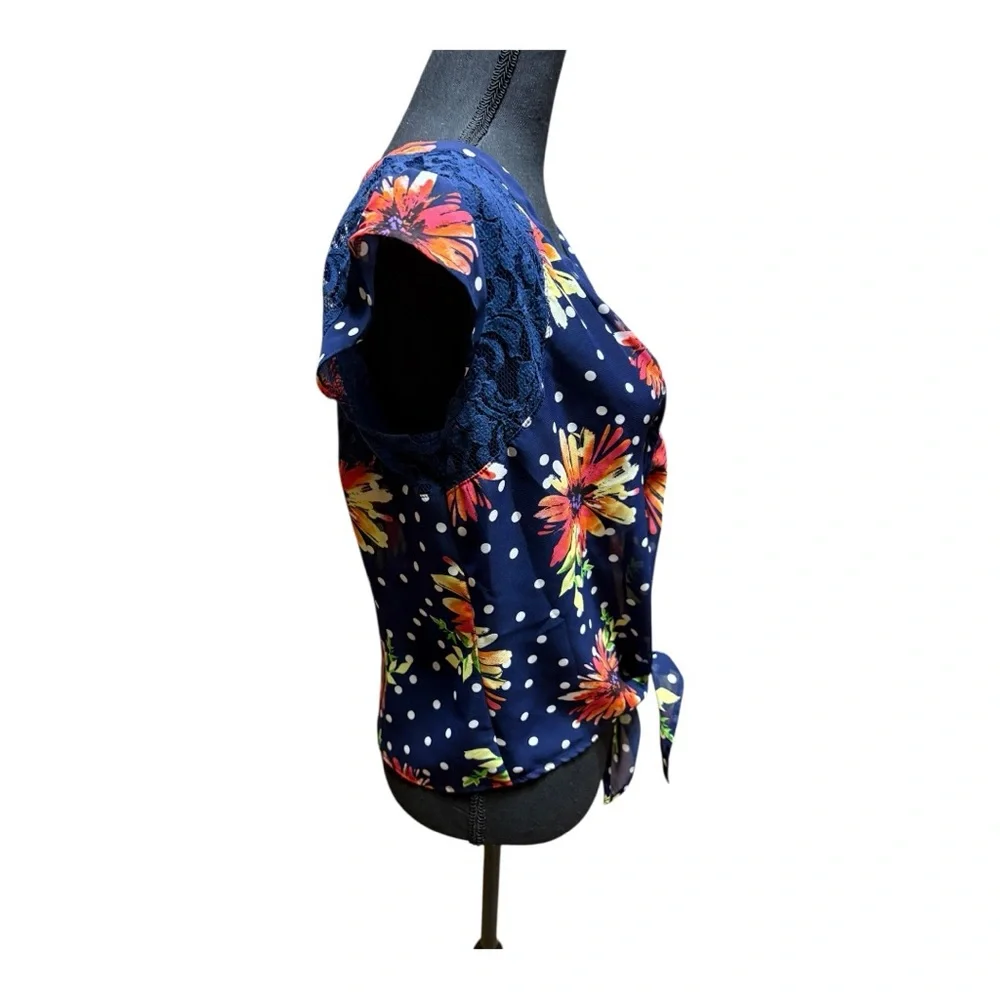 Love to be Loved summer blouse with a tie in the front. - Picture 3 of 6